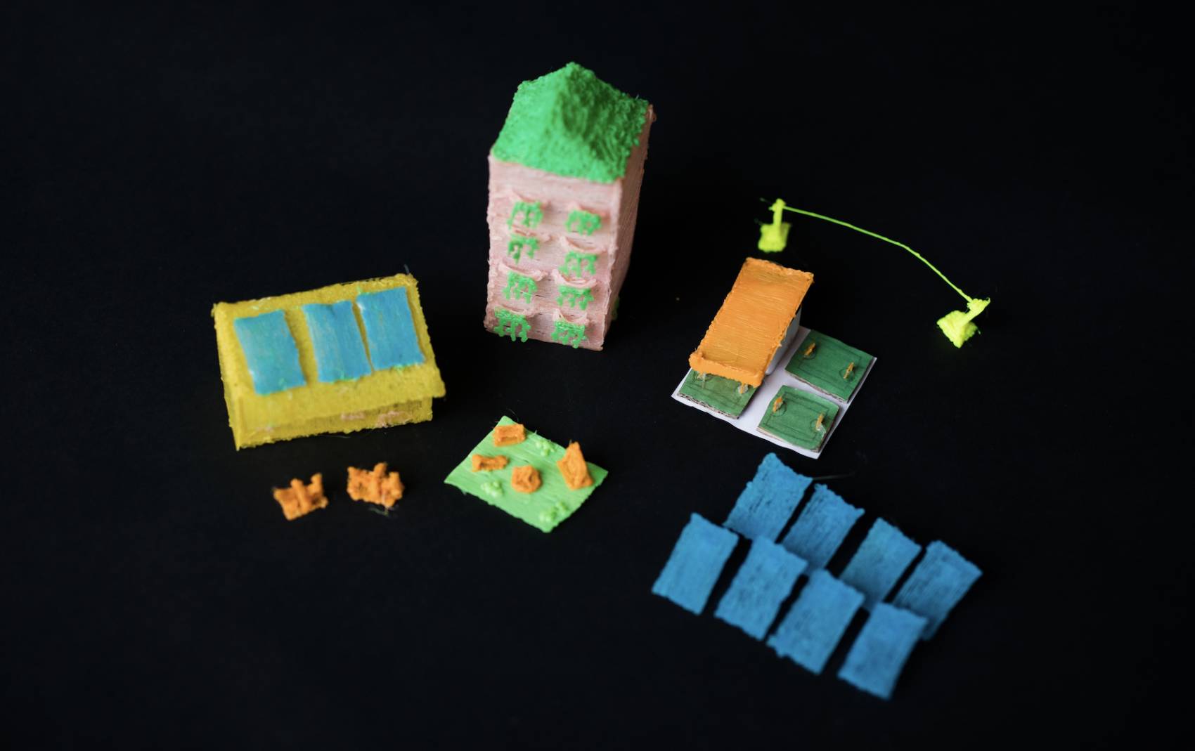 Op deze afbeelding is werk van leerlingen te zien, dat gemaakt is bij een opdracht om een buurtplein te ontwerpen.